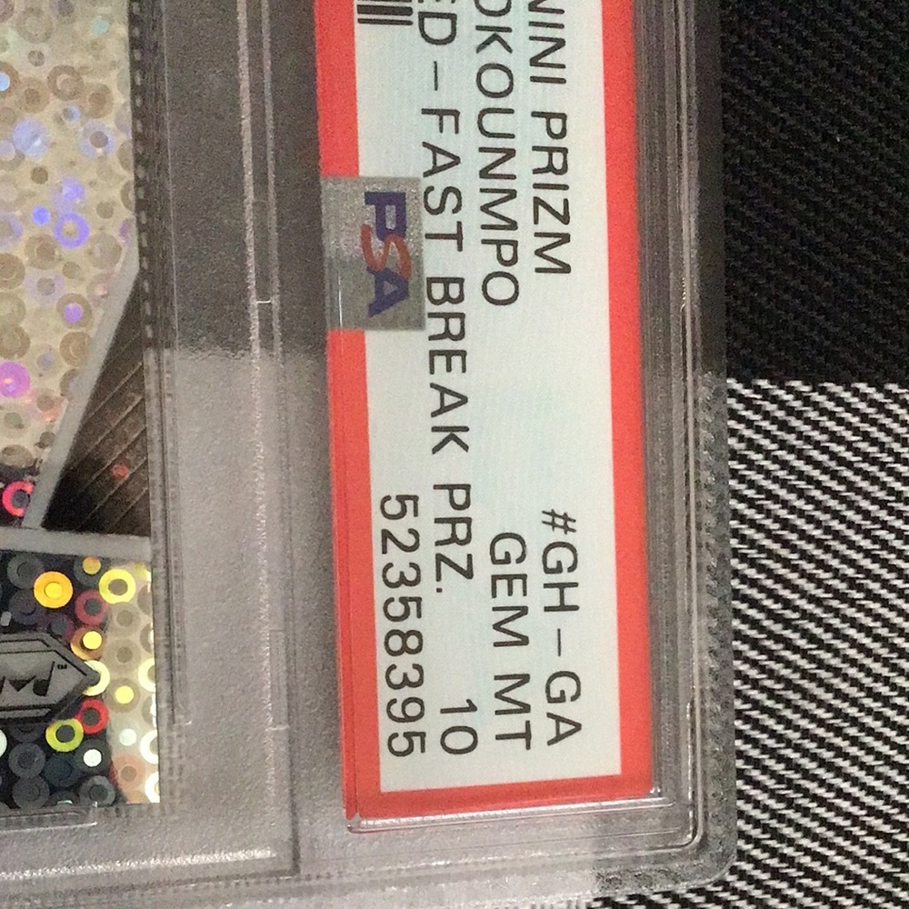 Giannis Antetokounmpo graded card - Picture 3 of 6